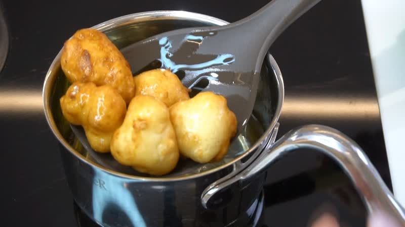 Кладу бананы в кипящее масло и получаю банановые пончики