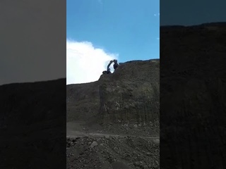 Камень упал на машину