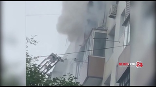 Во Владивостоке пожар уничтожил квартиру. Хозяйку жилища чудом спасли пожарные