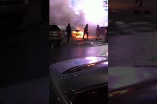 Горит автомобиль на стоянке у ТРЦ Кристалл, Тюмень,