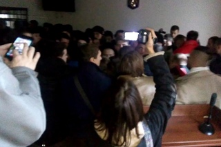 Бійка у Шевченківському суді. Мусора б’ють людей!!