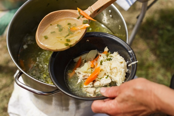 Щи в походе. Щи в походе. Шулюм на костре в казане. Шурпа из баранины в казане на костре. Блюда из тушенки в походе.