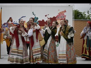 Поет, танцует вся Россия