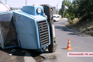 В Николаеве перевернулся грузовик с молоком
