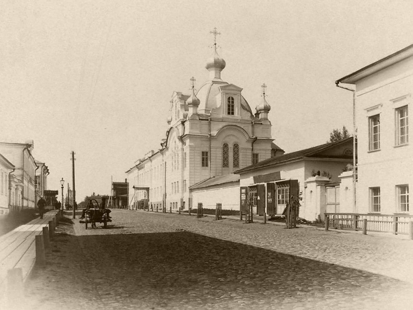 Перспектива улицы Московской в сторону Театральной площади. Справа — Екатерининская домовая церковь женской гимназии, фрагмента «дома со львами» и его ворота. г. Вятка. Начало XX в.