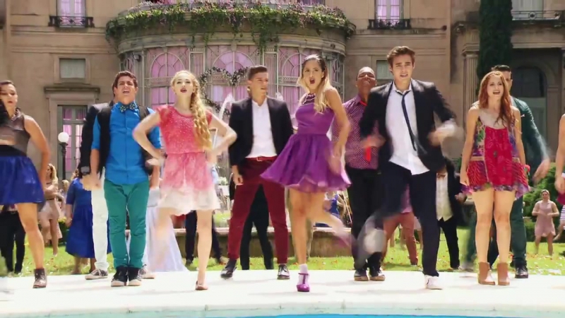 Violetta y elenco cantan Crecimos juntos (