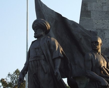 памятник Барбароссе во дворе дворца Долмабахче (Стамбул)