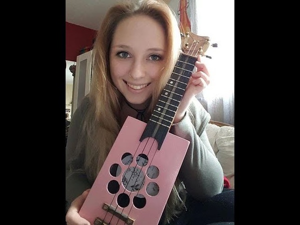 Sarah spielt die Cigar Box Ukulele von Deep West Cigar Box Crazy Blues