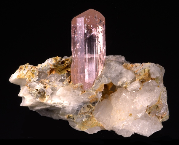 Винно желтый топаз. Уральские самоцветы минералы топаз. Топаз месторождения. Вольфрамит минерал. Месторождение камня топаз.