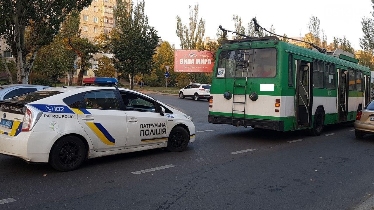 В центре Николаева столкнулись троллейбус и "Жигули" Это картинка