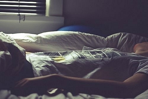 Скачать обои кровать, мужик, ситуация, джинсы, тату, бутылки, пьяный, спящий, ра