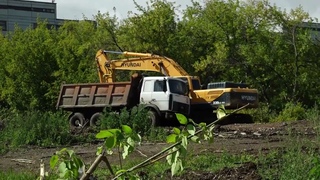 ПИТЬЕВАЯ ВОДА РАЗМЫВАЕТ АСФАЛЬТ В ОКТЯБРЬСКОМ РАЙОНЕ